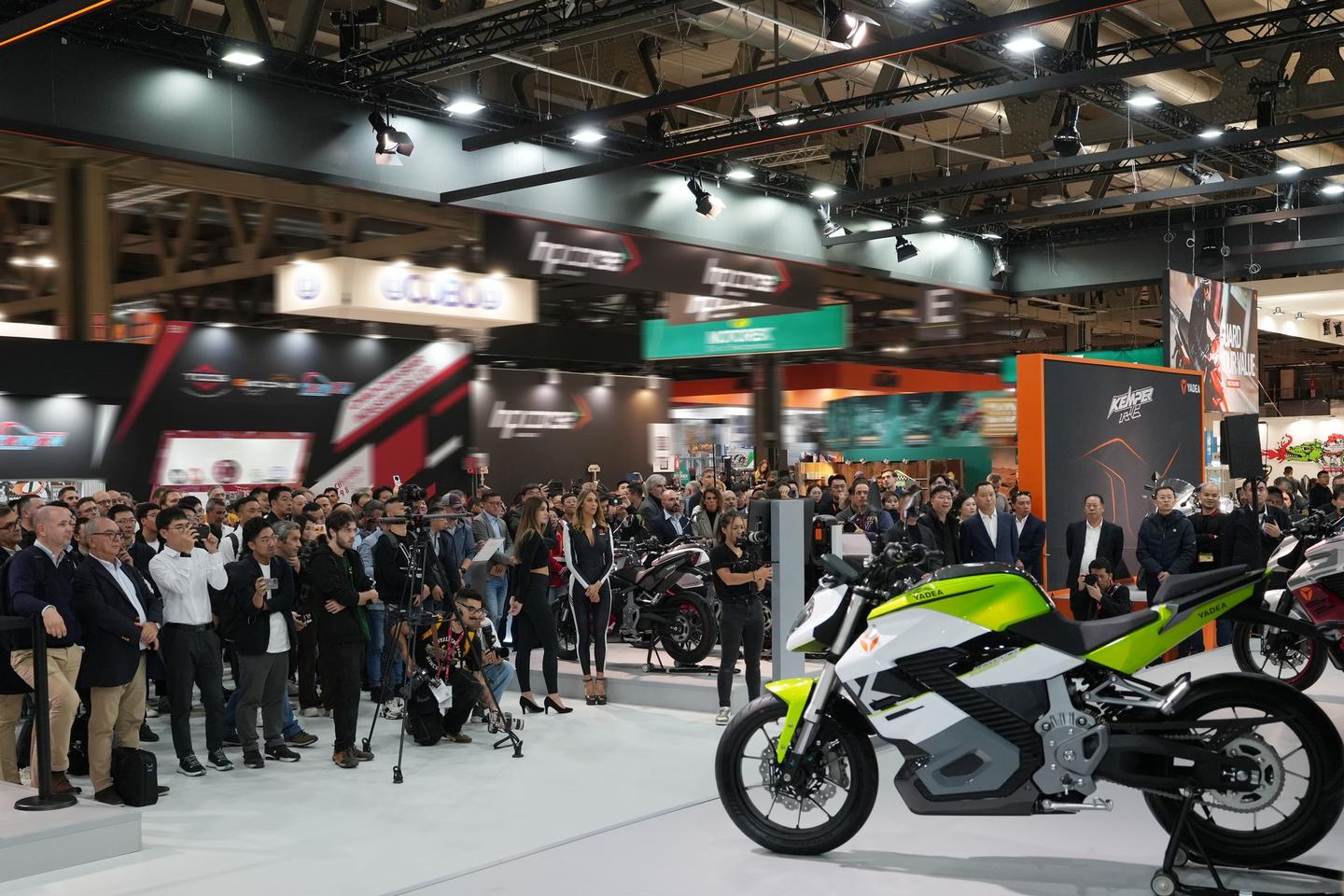 Yadea says that the Kemper boasts "fast charging, exceptional performance, intelligent control, and outstanding stability, offering riders an unparalleled electric motorcycle experience"
