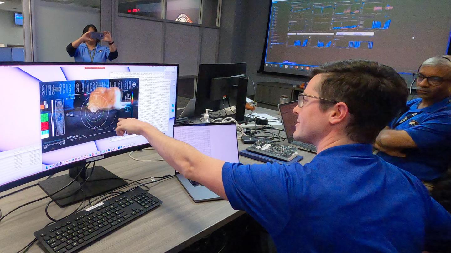 The cat laser video being downloaded in real time