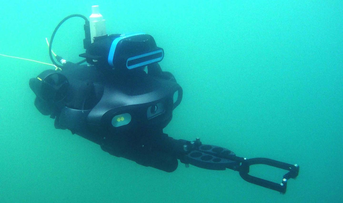 The FiFish E-GO can accommodate various extra tools, such as this grabber arm