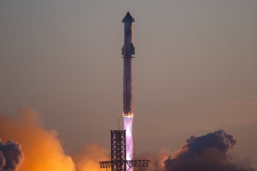 Starship lifting off