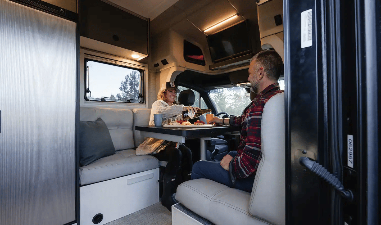 The multifunctional front lounge seats up to five people