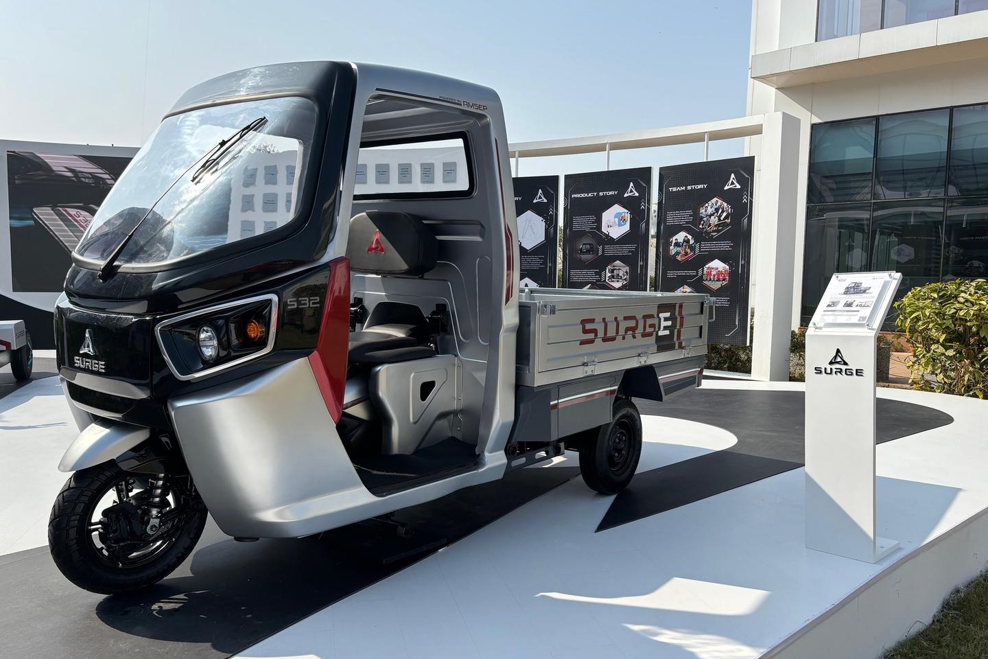 A prototype Surge S32, equipped with the LD rickshaw body