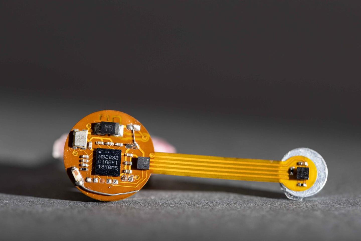 The earring runs for 28 days per battery-charge