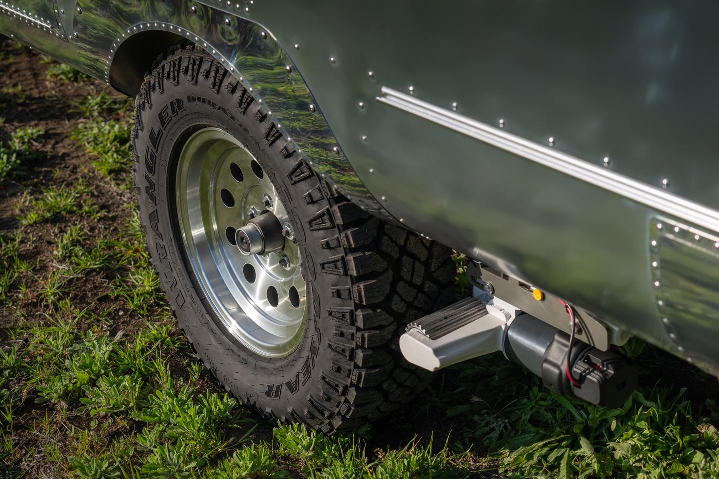 The newly available AeroMove option allows for remote-controlled parking and maneuvering