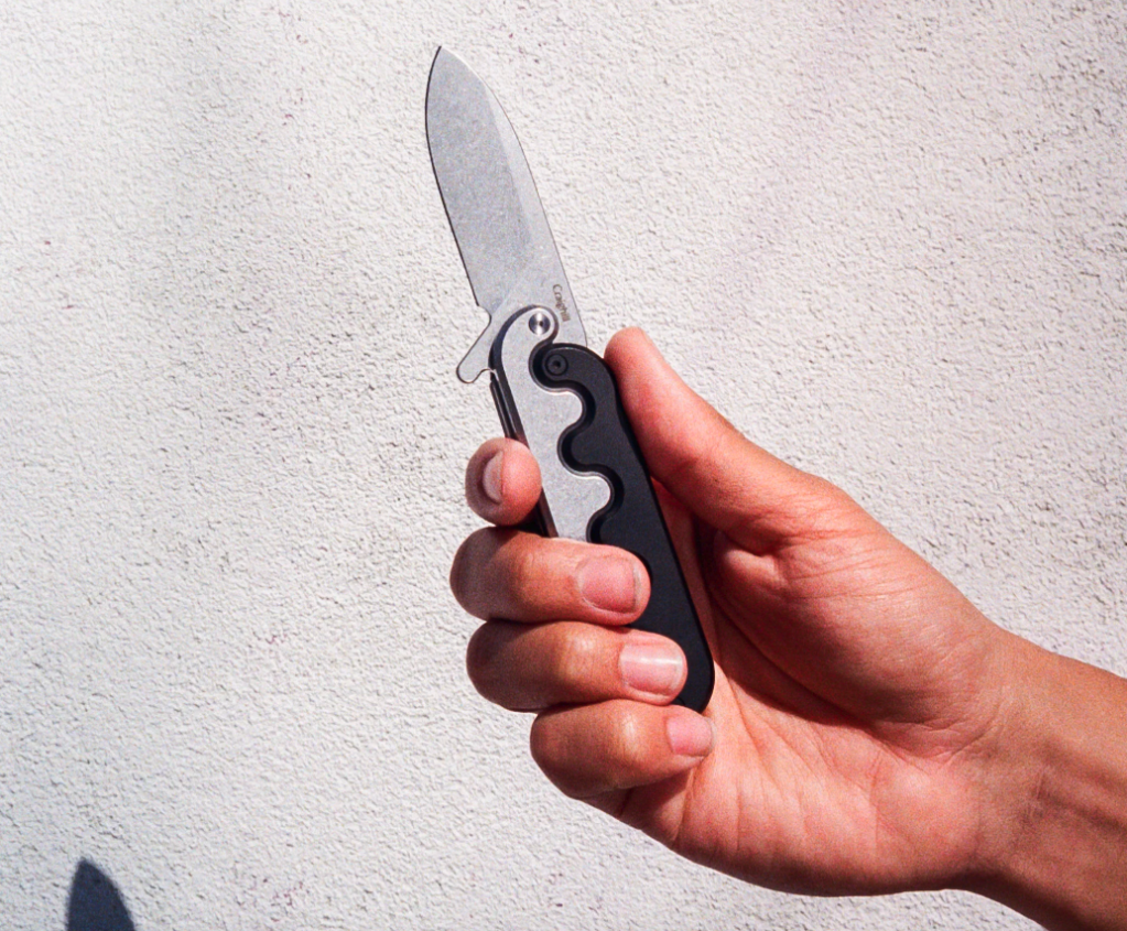 The Sidewinder features a 2.5-in blade and 4-in handle