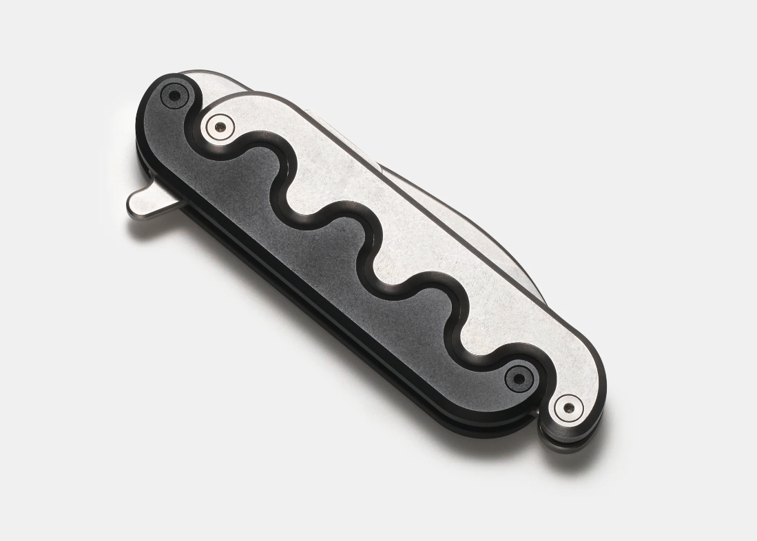 A quick flick of the back tab, and the Sidewinder pivots to life