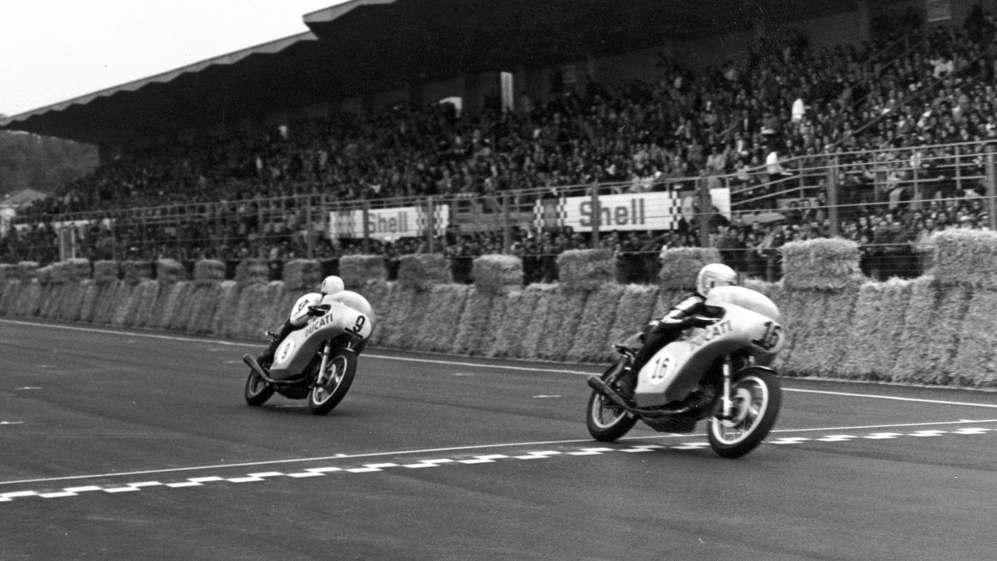 The exact moment that the Ducati legend began. Paul Smart and Bruno Spaggiari cross the finish line in the 1972 Imola 200.