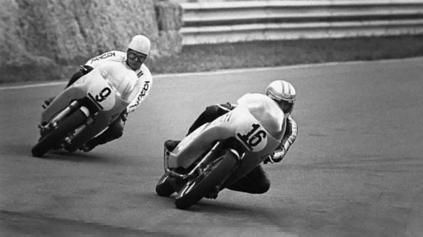 Paul Smart and Bruno Spaggiari during the closing stages of the 1972 Imola 200.