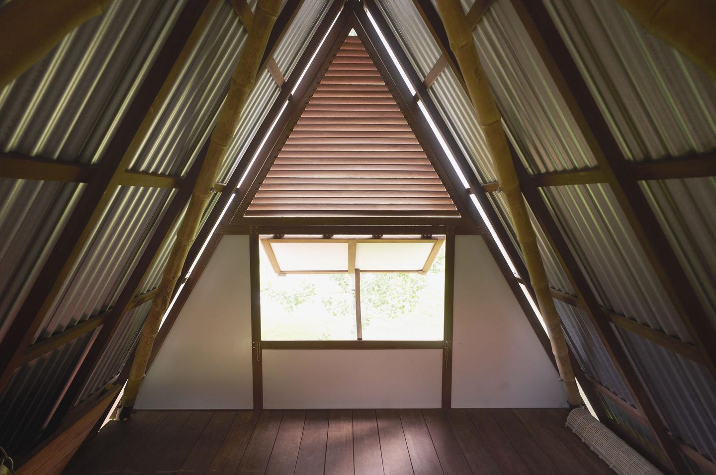 The Khudia Bari features a very simple interior layout consisting of just one room