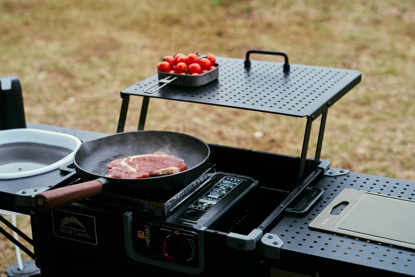 The lifting lid becomes a shelf behind the single-burner gas stove
