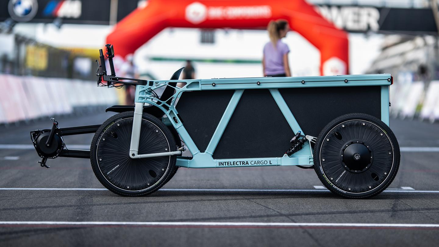The Dynamic Drives Intelectra e-cargo quadricycle weighs 270 lb and carries up to 992 lb