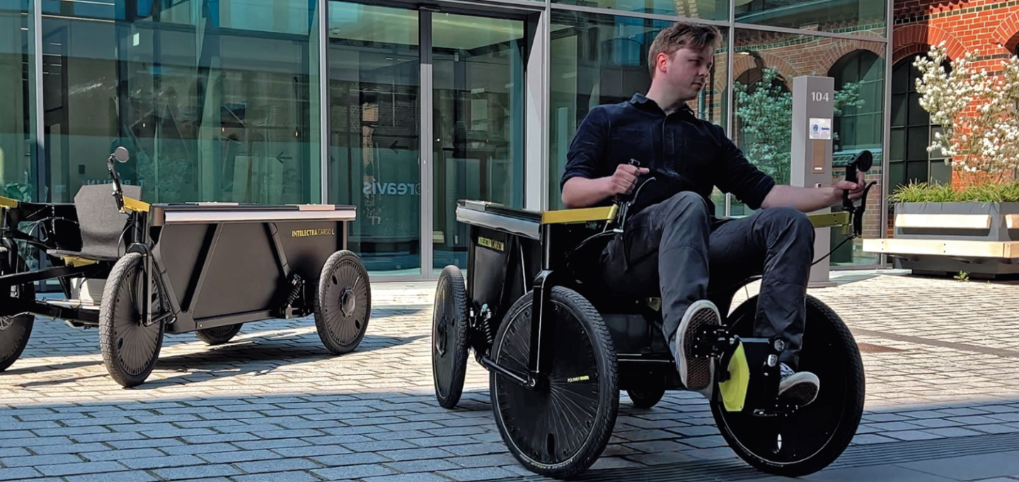The Intelectra includes a dual-handle front steering system and adjustable rear suspension
