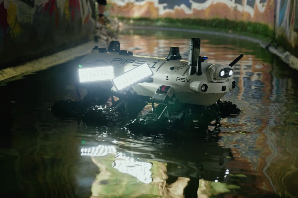 The PIPE-i's six wheels are driven by waterproof motors