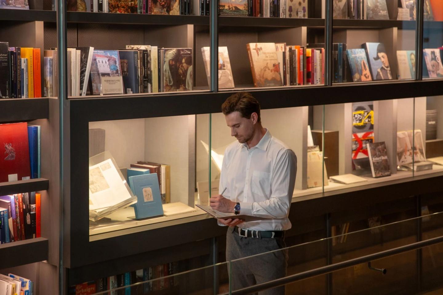 The onboard AI can help search through walls of text and summarize, refine or generate full articles, it can draw the user's attention to key phrases for further research, there's voice interaction as well, and the device can take meeting minutes