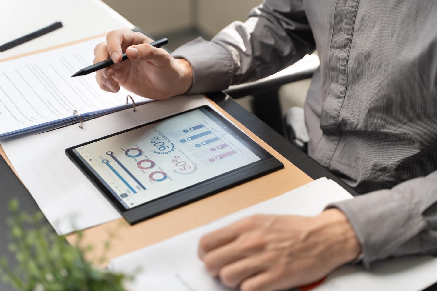 The HannsNote2 should be usable with overhead office lighting, but the weaker the ambient light the poorer the onscreen visuals