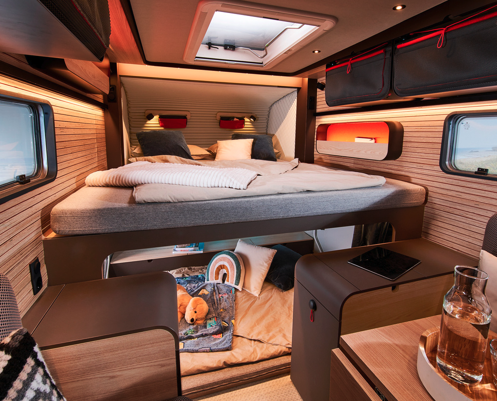 With help from the fold-out inflatable rear expansion, the bed grows from a smaller transverse to an oversized longitudinal