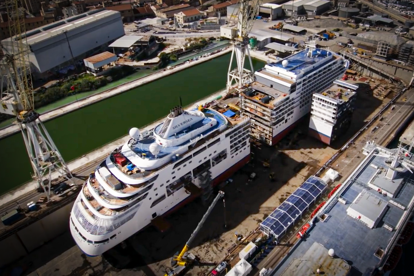 That extra section costs somewhere around US$80 million. It doesn't look like much, but it radically transforms the ship's money-making capability