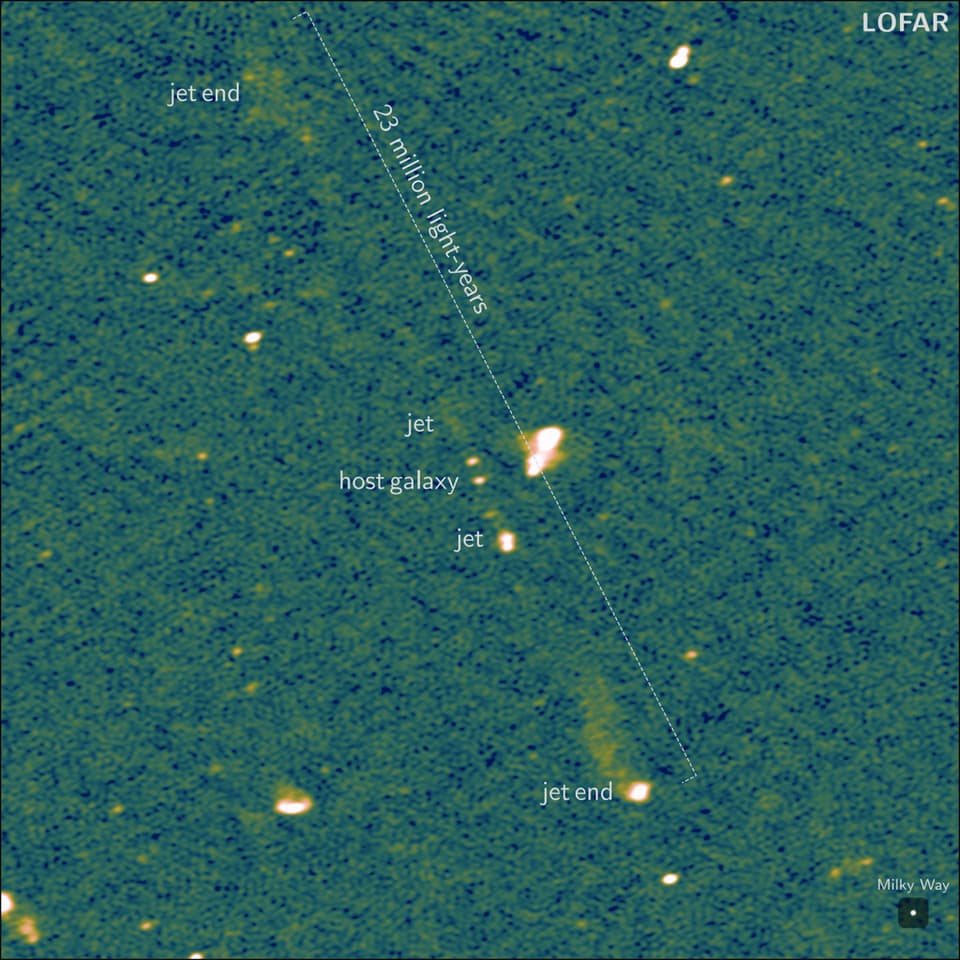 An image taken by the LOFAR radio telescope of the black hole jet structure