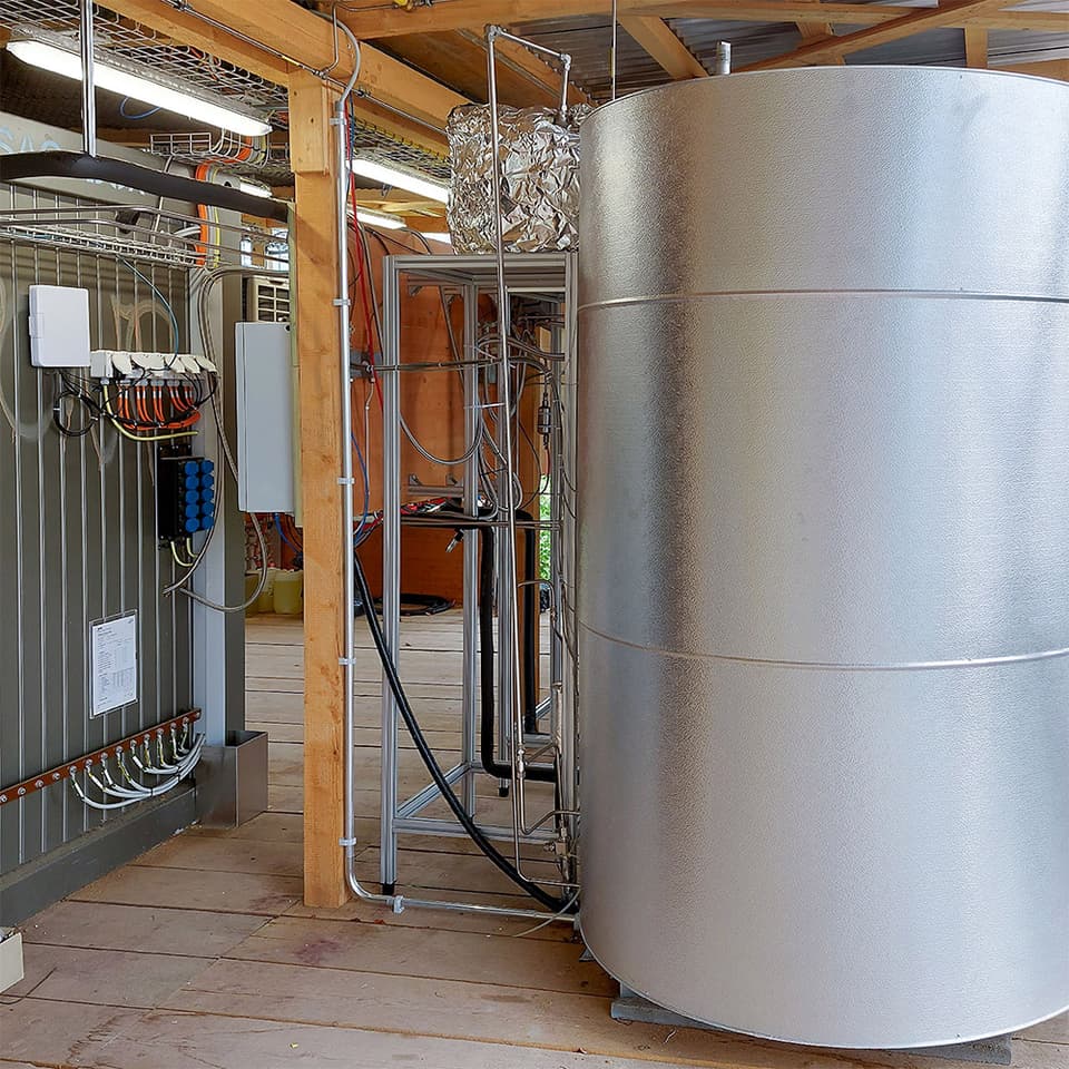 A stainless steel reactor containing iron ore to store hydrogen at the ETH Honnenburg campus