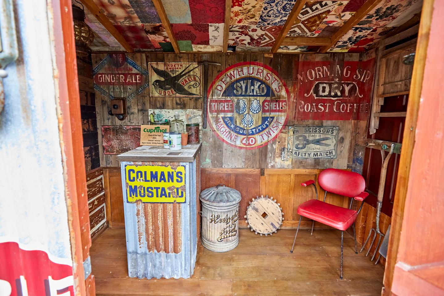 Wrinkly, Rusty and Retro's interior decorations were also created by Dawber over a period of four weeks