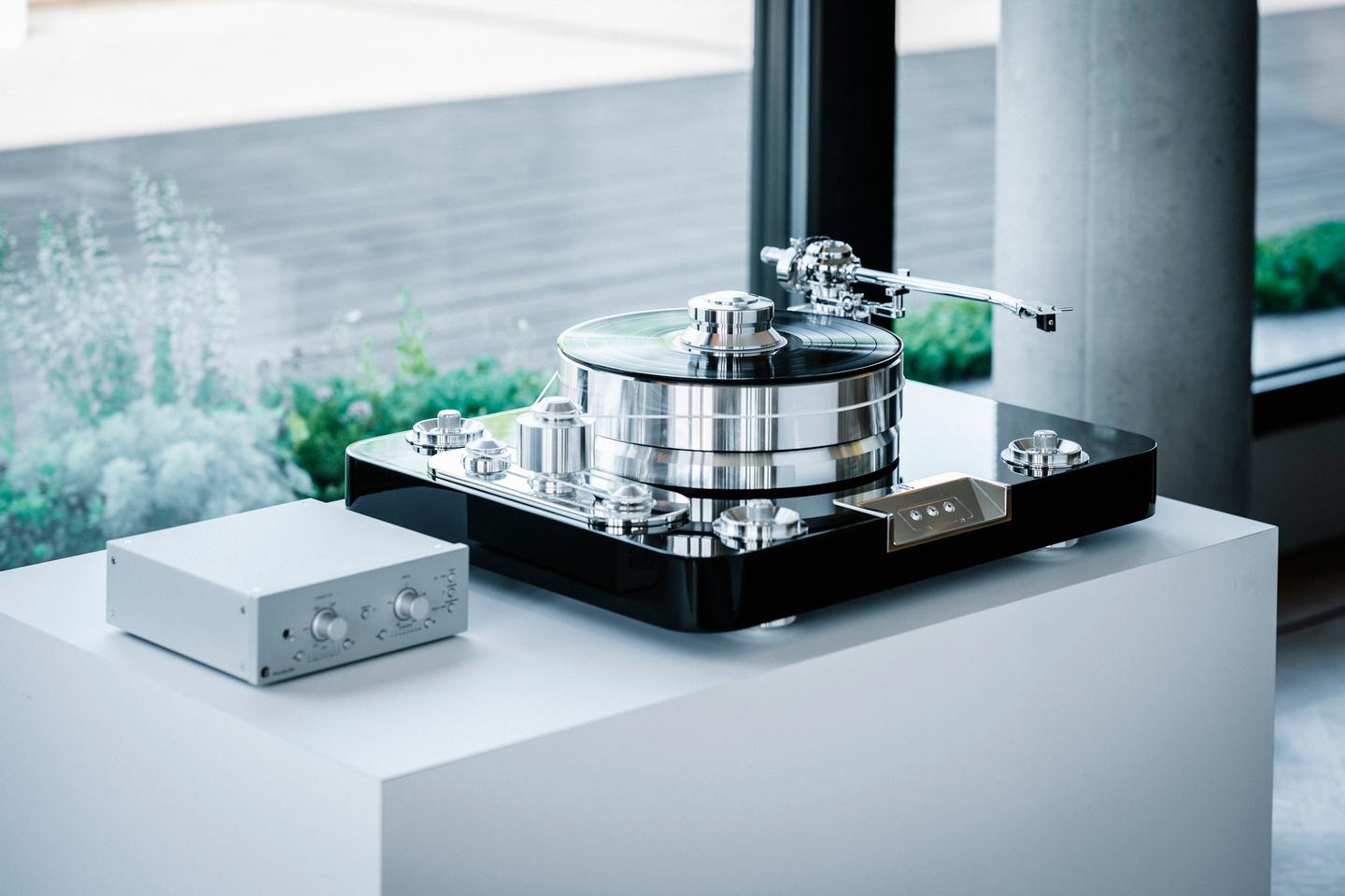 The Signature 12.2 ships with a high-end phono cable, but you'll need to pair it with a Phono Box RS2 for a True Balanced Connection