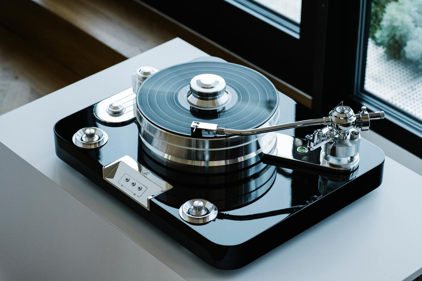 That huge aluminum platter weighs a hefty 10.55 kg, contributing significantly to the turntable's overall weight of 37 kg
