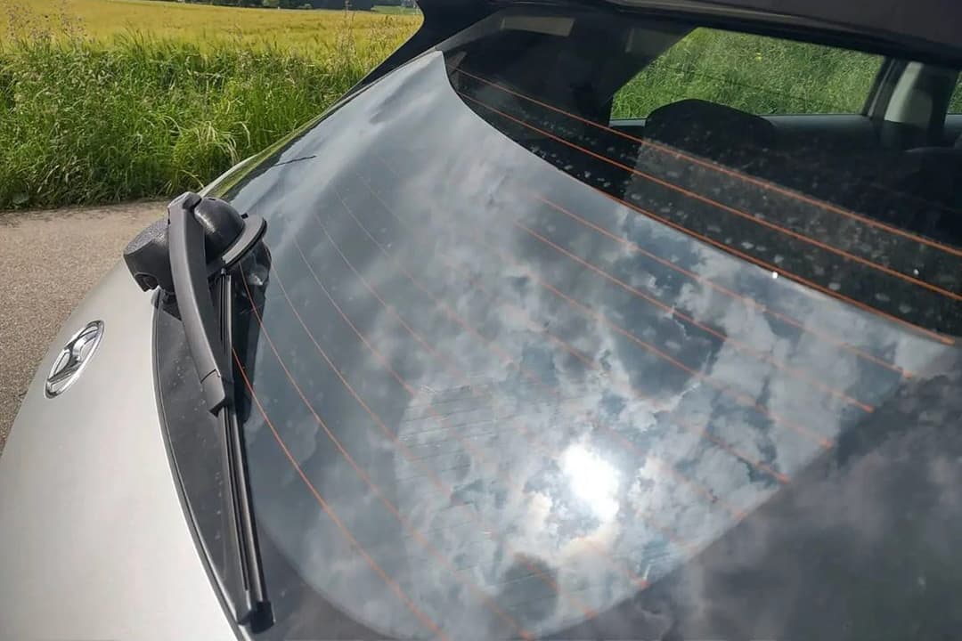 The GeckoWiper can reportedly be installed or removed in about 10 seconds