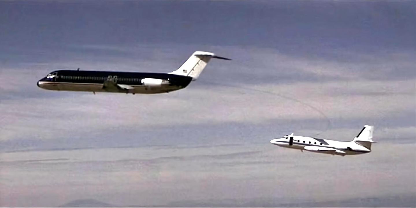 Just running a steel cable from a McDonnell Douglas DC-9-32 to a Lockheed L-1329 JetStar must have been quite the feat in of itself