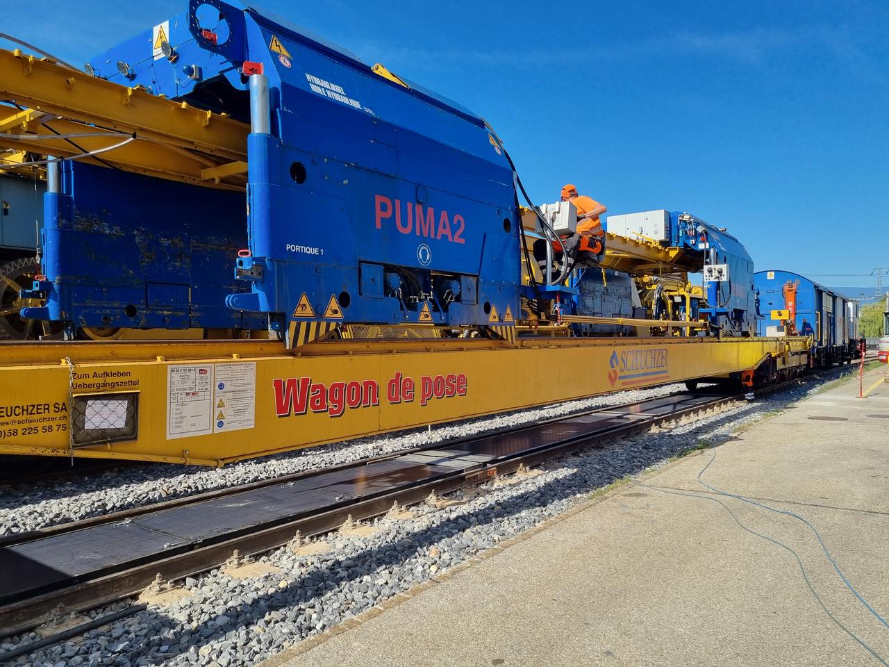 Railway maintenance company Scheuchzer SA has developed a machine to install or remove the Sun-Ways panel modules