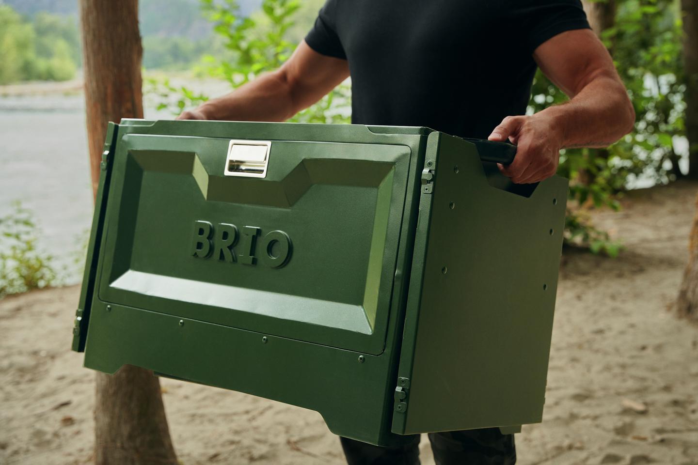 The Brio sports dual fold-out rubberized handles