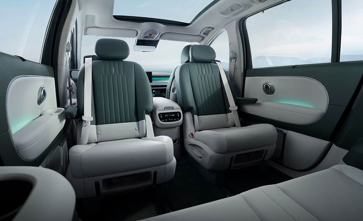 The second row can swivel to face the third, and the armrest can slide between the front two rows