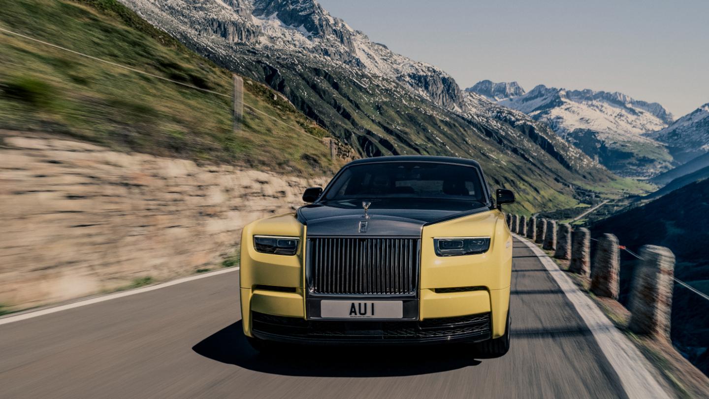 the Goldfinger Phantom has the iconic Rolls-Royce grille