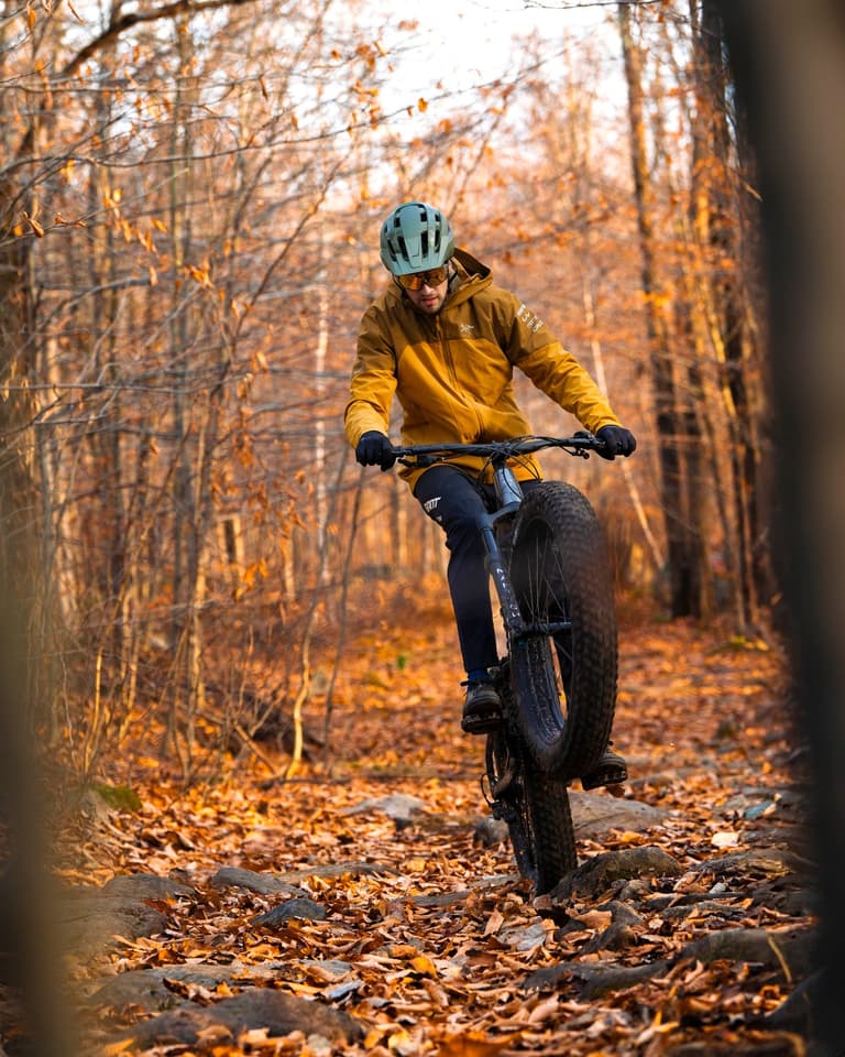 The 27.5-inch alloy rims are wrapped in 4.5-inch-wide fat tires with support for studs