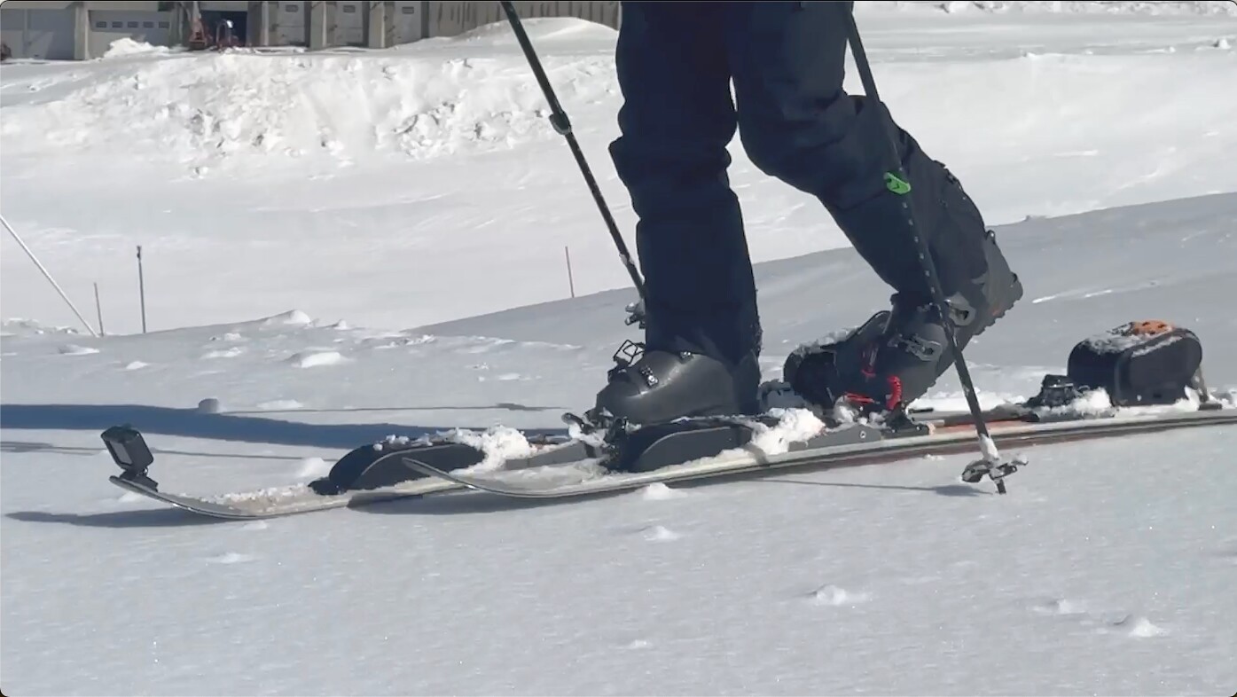 The combined weight of both skis is approximately 2.8 kg (6 lb)