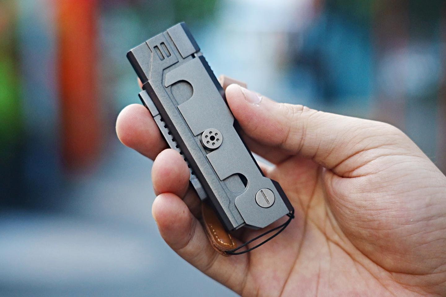The Y-IN in its "home" configuration, with both of its tool ends withdrawn – the titanium model reportedly weighs 50 grams (1.8 oz), with the stainless steel version coming in at 85 g (3 oz)