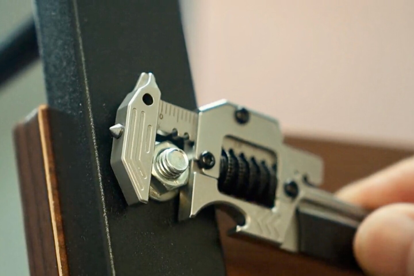 Orioners counts the Z3's keyring hole (at the top of the wrench) as a tenth feature, but we think that's pushing things a bit