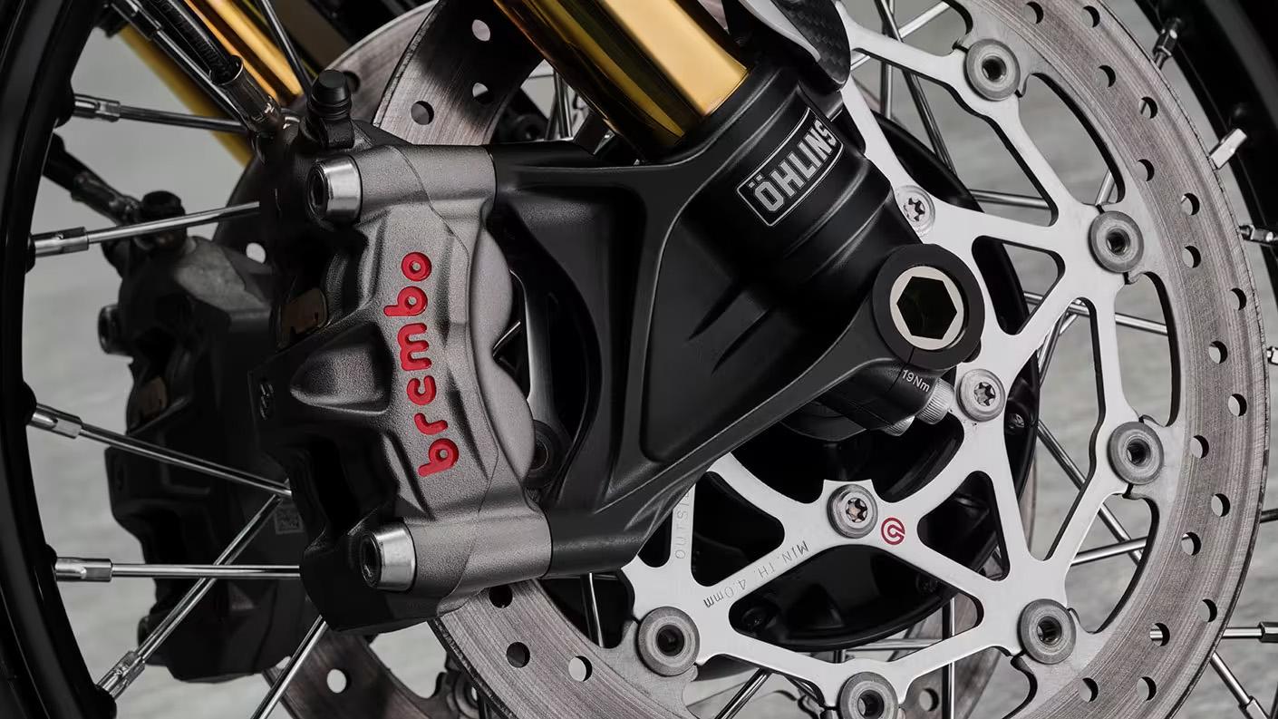 The slim 19-inch front wheel gets powerful Brembo M50 radial calipers, along with large dual 310-mm discs