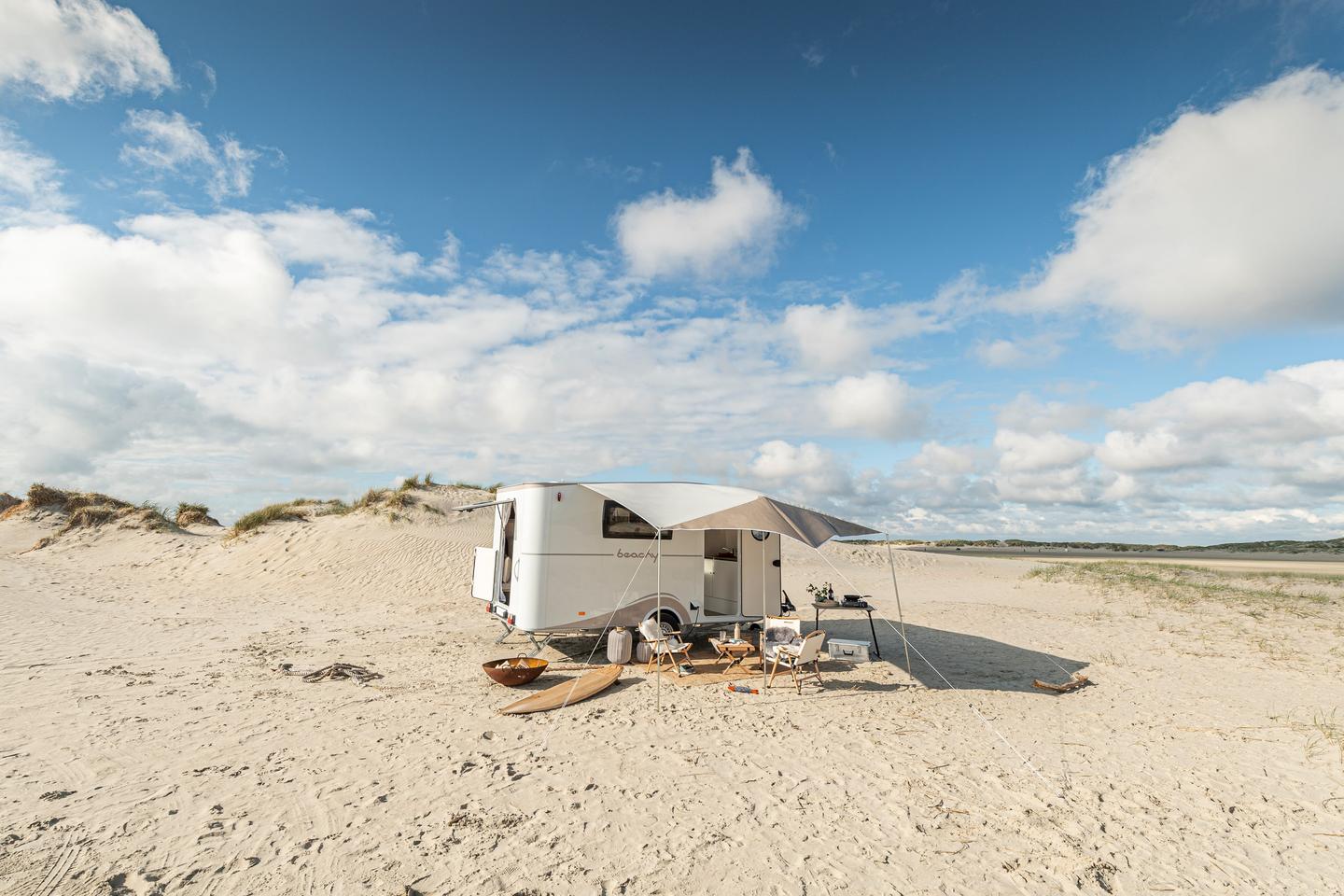 No sign of a bathroom here, inside or out: Hobby Beachy 420