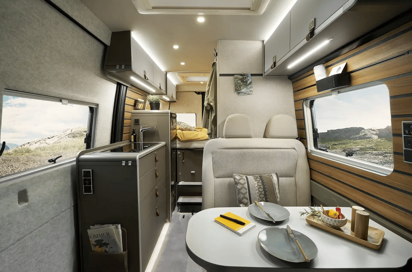 Hymer Grand Canyon S Xperience in "Ivy Green" – the gray felt doesn't work so well as the van's one and only interior wall trim, in our opinion, but it plays nicely as a soft-touch contrast to the warm, rustic wood-style paneling