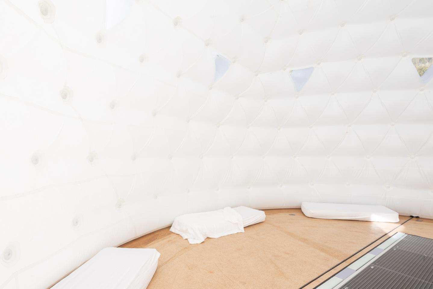 The upper area of the E22SSPIU! is simple and open, and its sleeping area contains inflatable mattresses