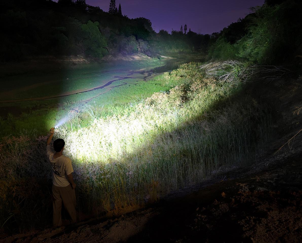 Imalent claims the GR35's white light can reach as far as 465 yards in Turbo mode