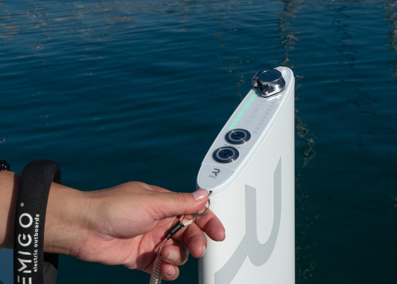 In place of the twist throttles used on some similar outboards, Remigo uses a fast, simple push-button system