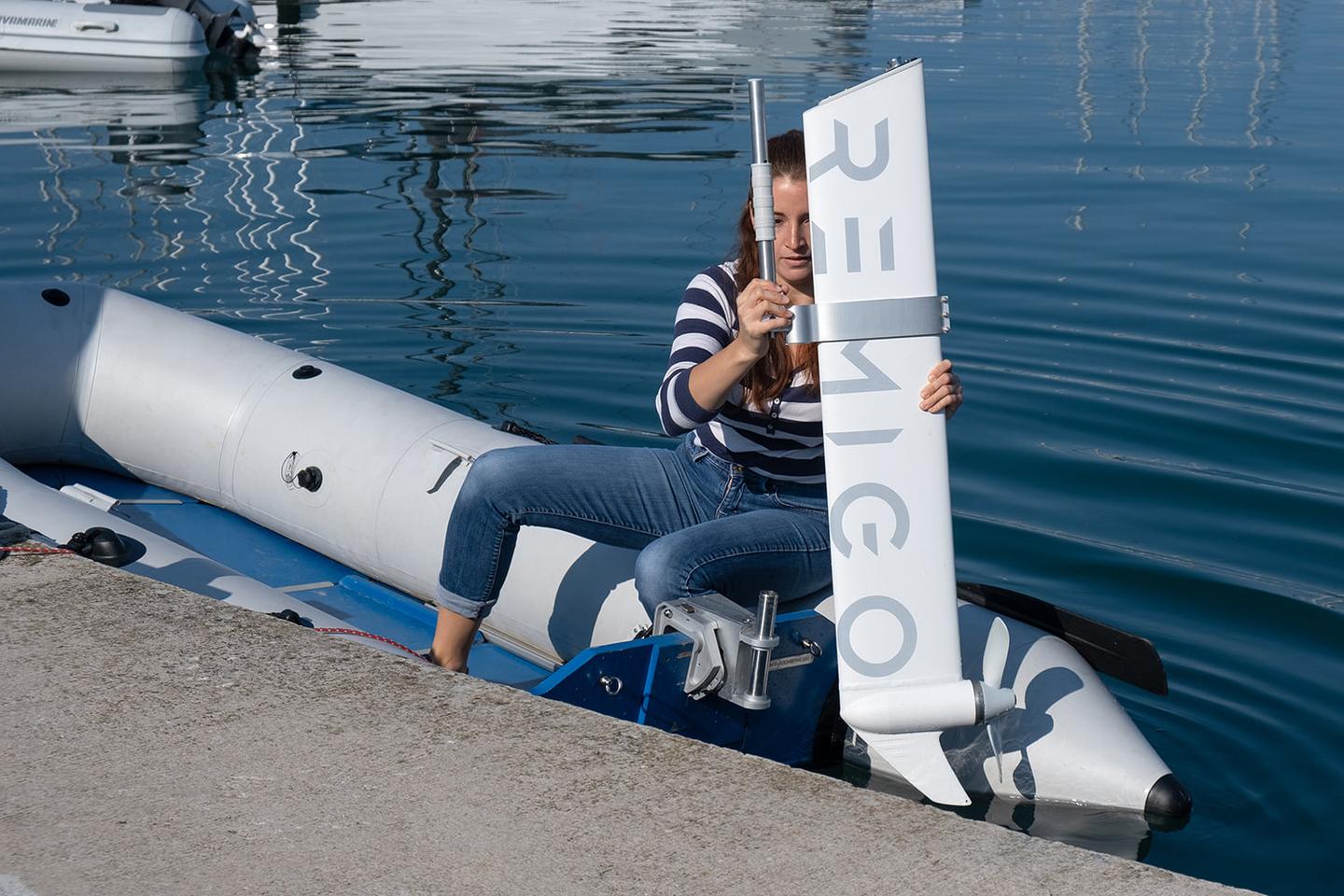 The RemigoOne bracket can remain mounted to the boat for quick installation and removal