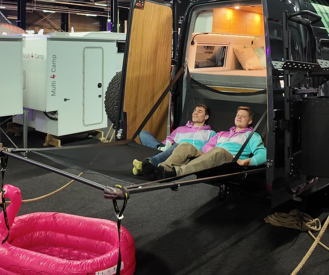 With a weight capacity of 200 kg, the Soul Floater is designed to comfortably seat two people