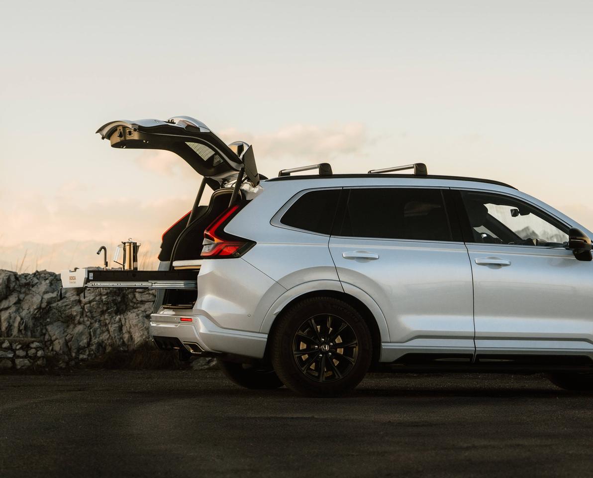 An inconspicuous micro-camper, the CR-V Dream Pod really doesn't look like any kind of RV until it pops its hatch and slides the outdoor kitchen/dining table out