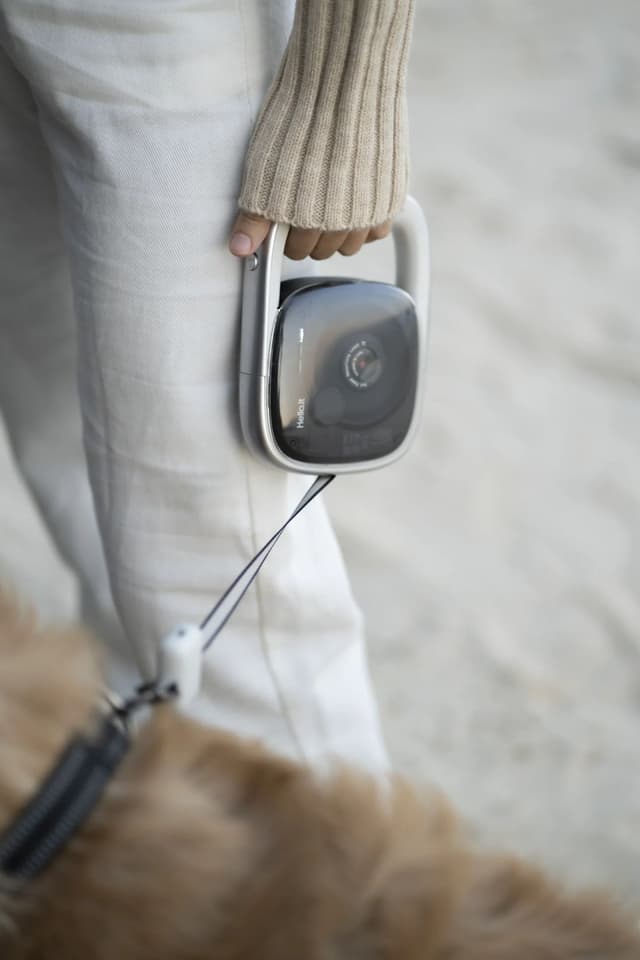 The Hello.it leash automatically recharges with every stretch and retraction, meaning it'll always have juice to engage the emergency brake