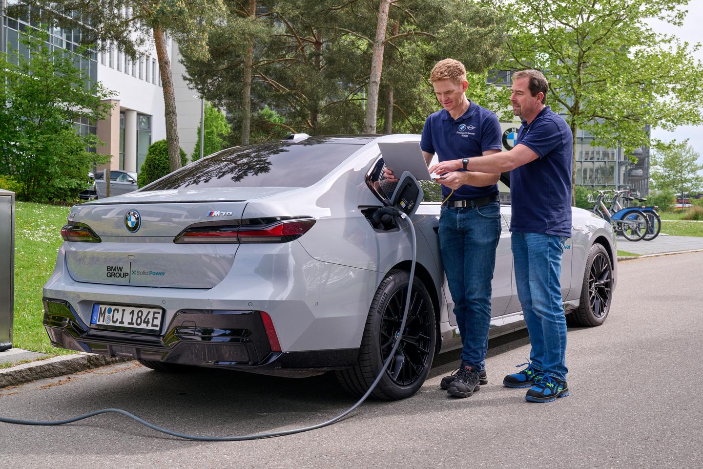 BMW charges and tests the solid state battery-powered i7