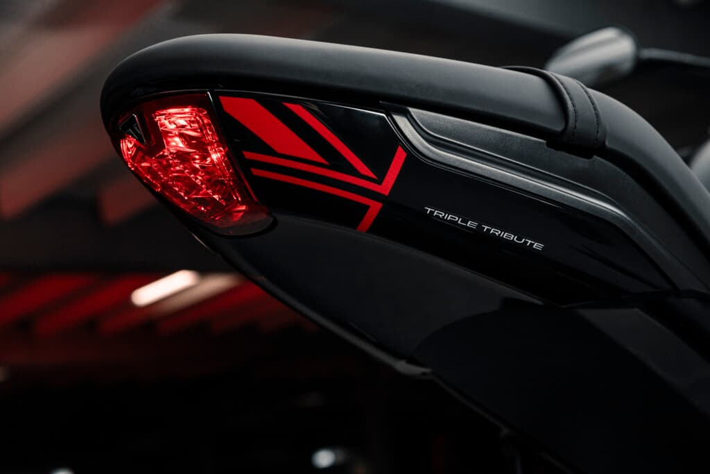 The suspension of the Trident Triple Tribute is comprised of a high-spec Showa 41 mm USD fork and preload-adjustable monoshock