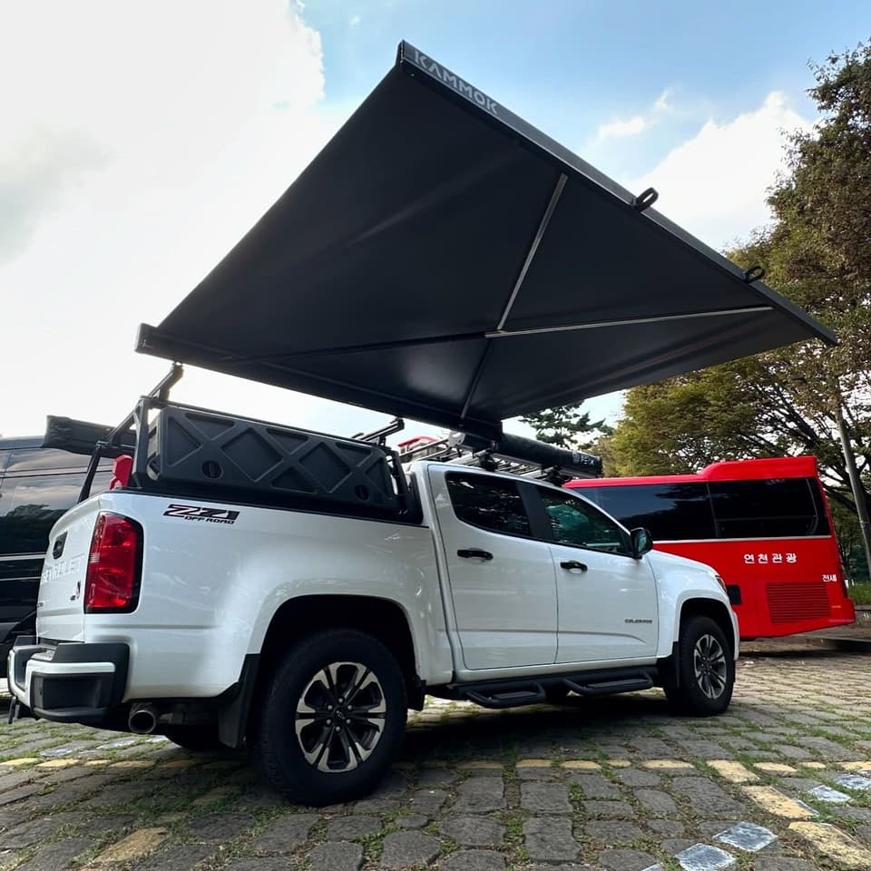 Unlike the many awnings that require poles, guy lines and stakes to set up, the Kammok Crosswing opens with ease and supports itself