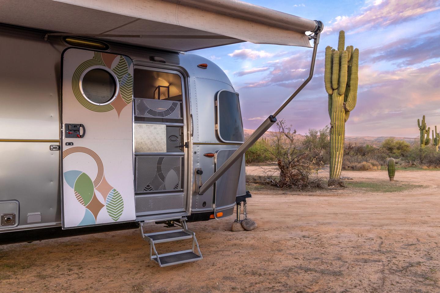 Along with its porthole window, the entry door wears a custom graphic design element drawn from the archival Gordon Leaf mural pattern that Wright commissioned his apprentice and secretary Eugene Masselink to create in 1956 for House Beautiful editor Elizabeth Gordon